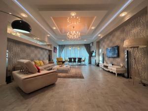 巴库Megafun Luxury Family Apartment的带沙发的客厅和用餐室