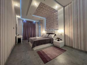 巴库Megafun Luxury Family Apartment的一间卧室配有一张床和一面大镜子