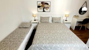 布加勒斯特Rose Garden House的一间卧室配有一张大床和一张书桌