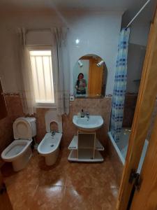 滨海罗克塔斯Apartamento Merlin的一间带水槽、卫生间和镜子的浴室