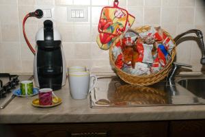 皮斯蒂奇La villa di campagna的厨房柜台,配有一篮子食物和咖啡壶