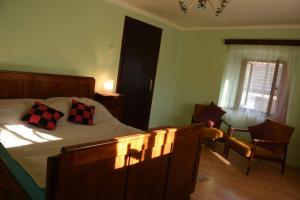 Brod na KupiKuća za odmor Beljan的一间卧室配有一张带两个枕头的床