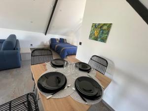 勒唐蓬Chalet du Piton Bleu的用餐室配有桌椅和沙发