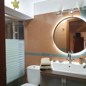 纳弗帕克托斯cozy apartment nafpaktos的一间带水槽和镜子的浴室