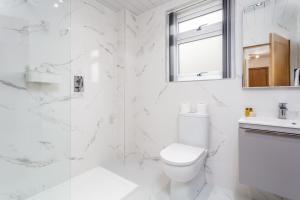 艾尔West Sands - Donnini Apartments的白色的浴室设有卫生间和水槽。