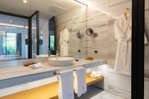埃尔代克Pınar Otel的一间带水槽和镜子的浴室