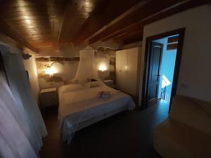 奇尼斯Rustico San Leonardo的卧室配有白色的床和窗户。