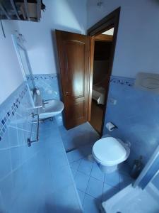 奇尼斯Rustico San Leonardo的白色的浴室设有卫生间和水槽。
