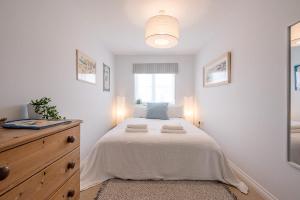 奥尔德堡Martlet Cottage Aldeburgh Air Manage Suffolk的白色的卧室设有床和窗户