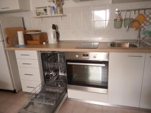 伯德古拉Apartmani Lucija的厨房配有烤箱和水槽