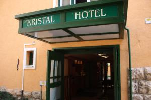 布达佩斯Hotel Kristal的门口处有绿色标志的酒店