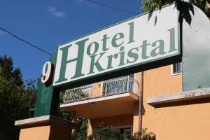 布达佩斯Hotel Kristal的大楼前的酒店标志