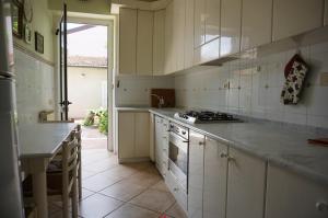 维亚雷焦Spaziosa casa con giardino e dependance的厨房配有白色橱柜和台面