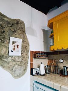 米耶雷斯La Castañar - La Vallicuerra Casas Rurales的厨房配有黄色橱柜和台面