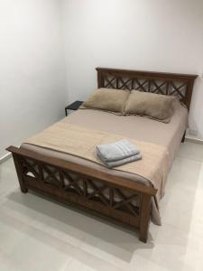 波萨达斯Wawa Estudio的一张木架床和枕头