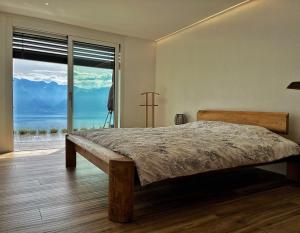 强尼Appartement 180 degrés de rêve à Jongny的一间卧室设有一张床,享有海景