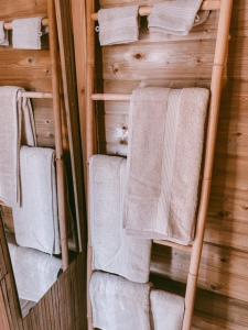 布永Cabane au style scandinave et son bain nordique的毛巾架和白色毛巾