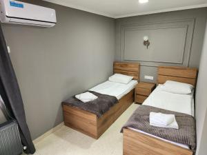 第比利斯Hotel Rose的小房间设有两张床和空调