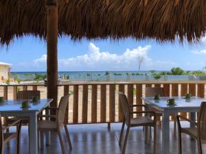 蓬塔露奇亚Punta Rucia Cristal Beach的海景甲板上的两张桌子和椅子