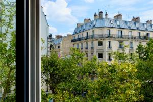 巴黎Hôtel Edgar & Achille的从窗户可欣赏到建筑的景色
