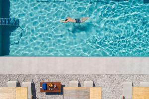 科梅诺Rodostamo Hotel & Spa- Adults Friendly的在游泳池游泳的人