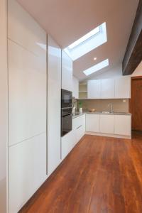 科伦坡Studio 474的厨房配有白色橱柜和天窗。