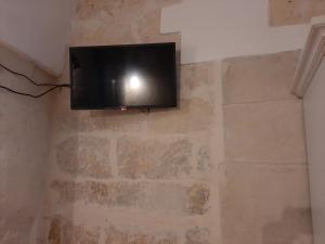 莱切Il Vico的挂在砖墙上的平面电视