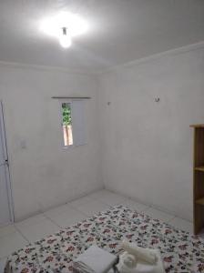 CruzMila chalé的白色的客房设有床和窗户。