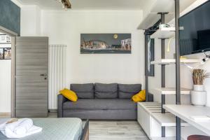 罗马SAPIENZA Grand Apartment的带沙发和桌子的小客厅