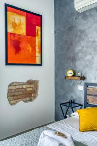 罗马SAPIENZA Grand Apartment的卧室挂在墙上的画作