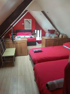 阿伯克拉夫彭特利马术酒店的阁楼卧室设有两张床和红色的墙壁