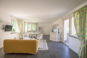 加维Gli Zerbi的一间带黄色沙发的客厅和一间厨房