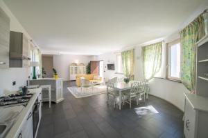 加维Gli Zerbi的厨房以及带桌椅的起居室。