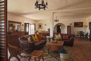 埃武拉Monte Ribeira de Mures的客厅配有两张沙发和一张桌子