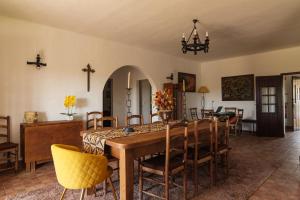 埃武拉Monte Ribeira de Mures的一间带木桌和椅子的用餐室