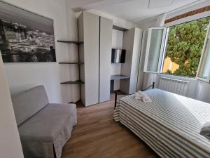 圣玛格丽塔-利古雷Appartamenti Mondo Per Te的卧室配有床、椅子和窗户。