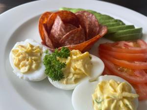 HekpoortHibon Lodge的盘子上一盘鸡蛋和蔬菜
