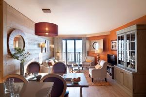 阿沃里亚兹阿马拉皮埃尔优品假日公寓酒店的客厅配有桌椅和电视。