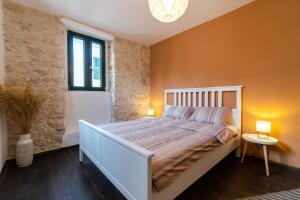 科孚镇Corfu Pigeon Nest的卧室配有一张白色大床