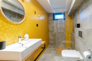 科孚镇Corfu Pigeon Nest的一间带水槽、镜子和淋浴的浴室