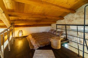 科孚镇Corfu Pigeon Nest的一间带一张床的卧室,位于带木制天花板的房间内