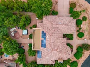 塞多纳Amazing Luxury Home with Hot Tub & Views的屋顶房屋的顶部景色