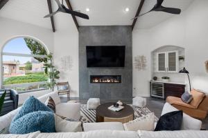 塞多纳Amazing Luxury Home with Hot Tub & Views的带沙发和壁炉的客厅