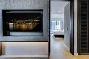 纽约Equinox Hotel Hudson Yards New York City的客厅的墙上配有电视
