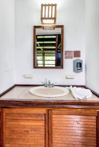 Tlatizapán恰帕斯塞尔瓦拉坎多纳拉斯瓜卡马亚斯山林小屋的一间带水槽和镜子的浴室