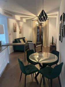 孔斯坦蒂纳Apartamentos Molinos的客厅配有桌子和绿色椅子