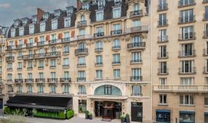 巴黎Hôtel Pont Royal Paris的大型建筑设有窗户和阳台