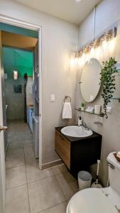 卡沃罗霍Villas at Chalet De Buye的一间带水槽、卫生间和镜子的浴室