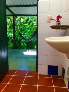 GirocasacaReserva Natural La Esperanza的一间带水槽的浴室和通往庭院的门