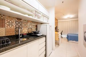 巴西利亚Flat vision的厨房配有水槽和冰箱